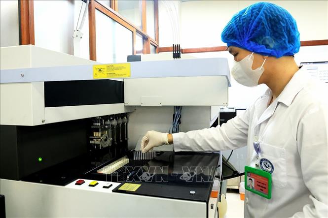 Sàng lọc trước sinh tự động AutoDELFIA. Ảnh: Tuấn Anh - TTXVN