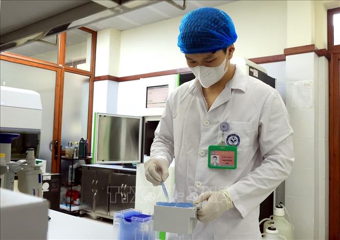 Lấy mẫu sàng lọc sơ sinh. Ảnh: Tuấn Anh - TTXVN