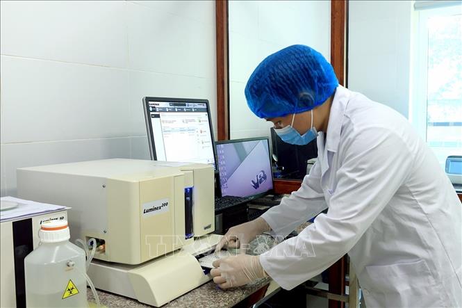 Phân tích lệch bội và vi mất đoạn nhiễm sắc thể bằng kỹ thuật Bobs trên hệ thống Luminex 200. Ảnh: Tuấn Anh - TTXVN