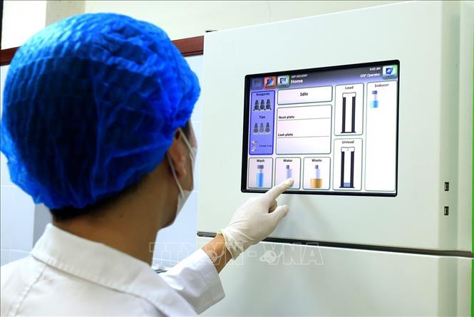 Vận hành hệ thống sàng lọc sơ sinh tự động GPS. Ảnh: Tuấn Anh - TTXVN