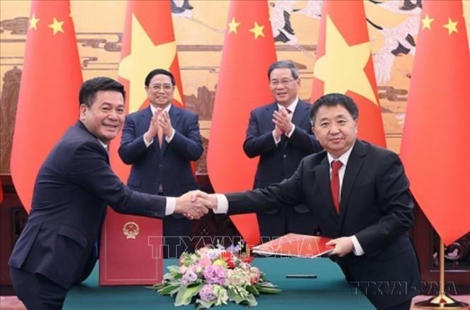 Thủ tướng Phạm Minh Chính và Thủ tướng Quốc vụ viện Trung Quốc Lý Cường chứng kiến Lễ ký Bản ghi nhớ giữa Bộ Công Thương Việt Nam và Tổng Cục Quản lý Giám sát thị trường Trung Quốc (Bắc Kinh, ngày 26/6/2023). Ảnh: Dương Giang-TTXVN