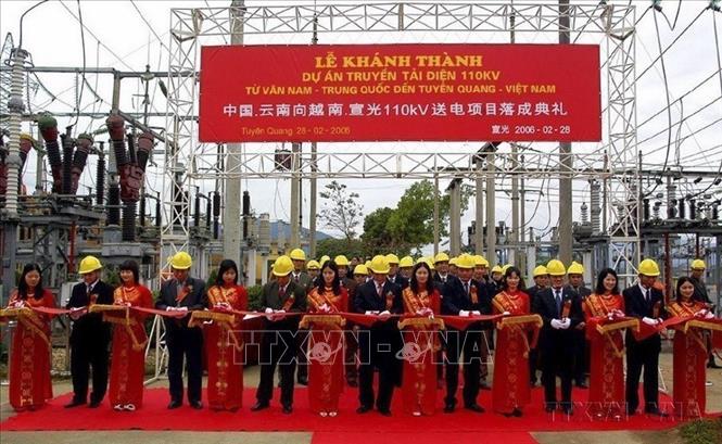 Lễ khánh thành thành dự án truyền tải điện 110 KV Vân Nam (Trung Quốc) đến Tuyên Quang (Việt Nam), ngày 28/2/2006. Ảnh: Hoài Nam - TTXVN