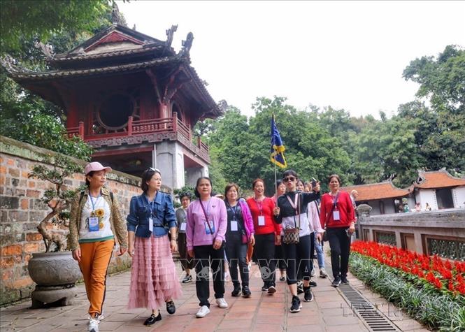 Đoàn khách du lịch Trung Quốc đầu tiên tới tham quan Thủ đô Hà Nội sau đại dịch COVID-19 (16/3/2023). Ảnh: Tuấn Đức - TTXVN