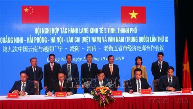 Lễ ký kết biên bản ghi nhớ hợp tác giữa các bên tại Hội nghị Hợp tác hành lang kinh tế 5 tỉnh, thành phố Quảng Ninh, Hải Phòng, Hà Nội, Lào Cai, Vân Nam (Trung Quốc) lần thứ IX (2019). Ảnh: Bùi Đức Hiếu - TTXVN