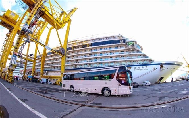 Tàu biển Zhao Shang Yi Dun, quốc tịch Trung Quốc đưa hơn 700 khách du lịch cập cảng Tiên Sa đến tham quan thành phố Đà Nẵng (12/2023). Ảnh: Trần Lê Lâm – TTXVN