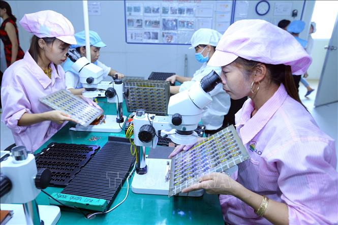 Dây chuyền sản xuất linh kiện điện tử tại Công ty TNHH Bao Sen, vốn đầu tư của Trung Quốc tại Bắc Giang. Ảnh: Danh Lam-TTXVN