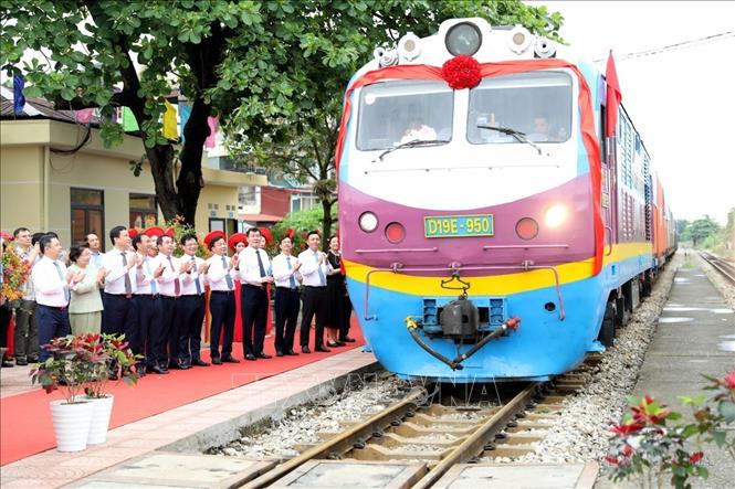Lễ khai trương và đưa vào hoạt động đoàn tàu vận chuyển hàng hóa đầu tiên từ ga Cao Xá (Hải Dương) tham gia hành trình liên vận quốc tế. Đoàn tàu 12 container chở lưu huỳnh, nhôm, sữa từ các nhà máy trên địa bàn Hải Dương, Hải Phòng, Hưng Yên sẽ về ga Yên Viên và được kết nối vào các đoàn tàu liên vận quốc tế để xuất khẩu sang Trung Quốc. Ảnh: Mạnh Tú - TTXVN
