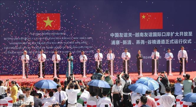 Lễ công bố chính thức mở các lối thông quan, đường chuyên dụng thuộc cặp cửa khẩu quốc tế Hữu Nghị (Việt Nam) – Hữu Nghị Quan (Trung Quốc), ngày 27/5/2024. Ảnh: Quang Duy - TTXVN