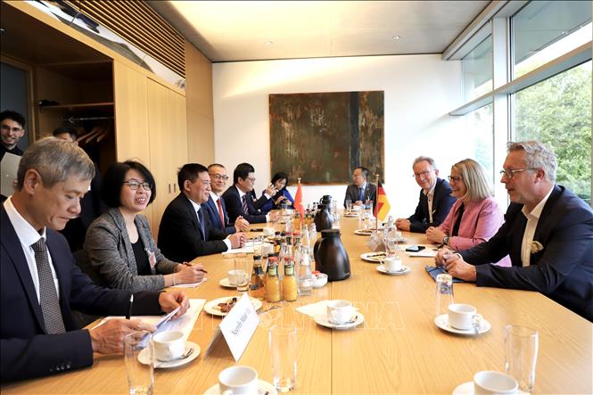 Deputy Prime Minister Ho Duc Phoc has a working session with Chairwoman of the Germany-ASEAN Parliamentary Friendship Group Gabriele Katzmarek. VNA Photo: Phương Hoa 