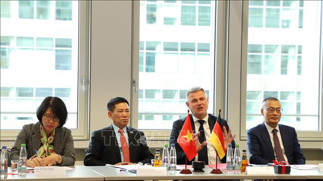 Deputy Prime Minister Ho Duc Phoc meet with the German Association of Small- and Medium-Sized Businesses (BVMW International). VNA Photo: Phương Hoa