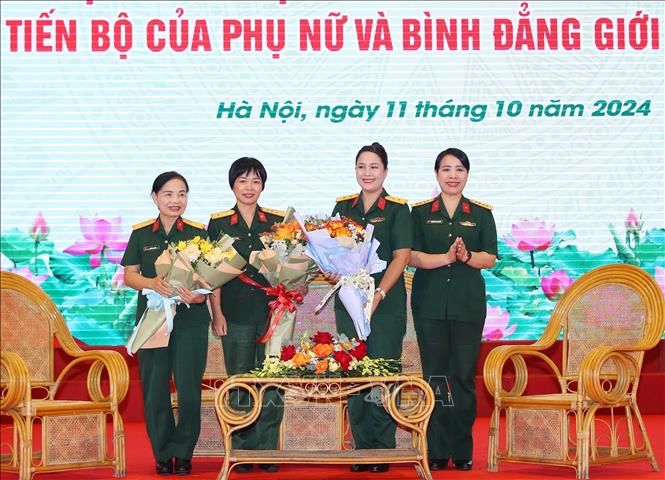 Các nữ đại biểu xuất sắc giao lưu với khán giả. Ảnh: Trọng Đức - TTXVN
