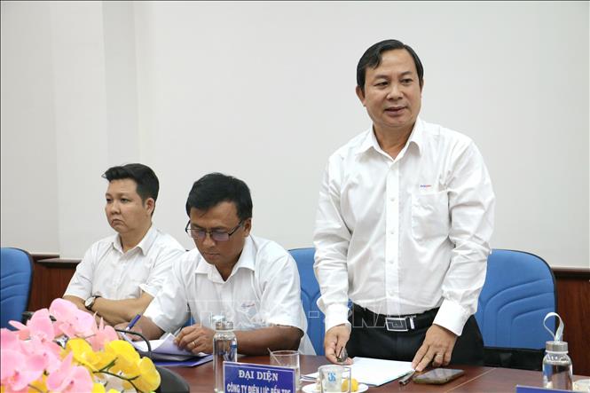 Đại diện Ban Giám đốc Công ty Điện lực Bến Tre nêu ý kiến tại hội nghị. Ảnh: Chương Đài - TTXVN 