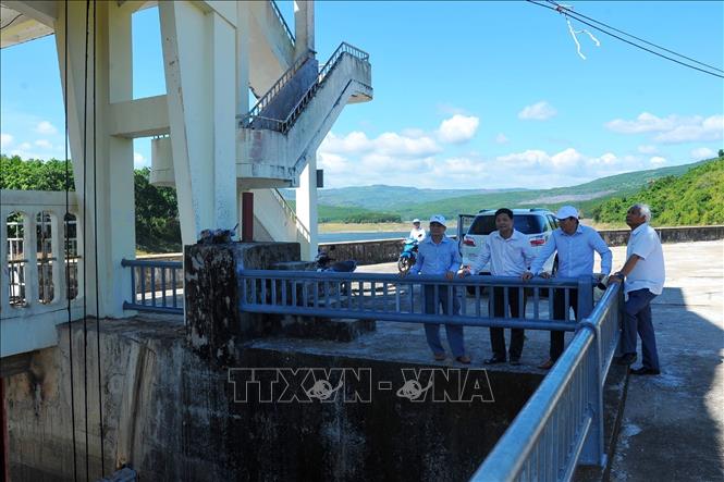 Cơ quan chức năng tỉnh Phú Yên kiểm tra an toàn tại hồ Đồng Tròn (huyện Tuy An, tỉnh Phú Yên). Ảnh: TTXVN phát