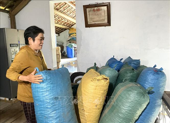 Nhiều hộ dân tại xã Xuân Sơn Nam (huyện Đồng Xuân) chủ động đưa thóc, lúa lên gác cao tránh lũ lụt. Ảnh: Tường Quân - TTXVN