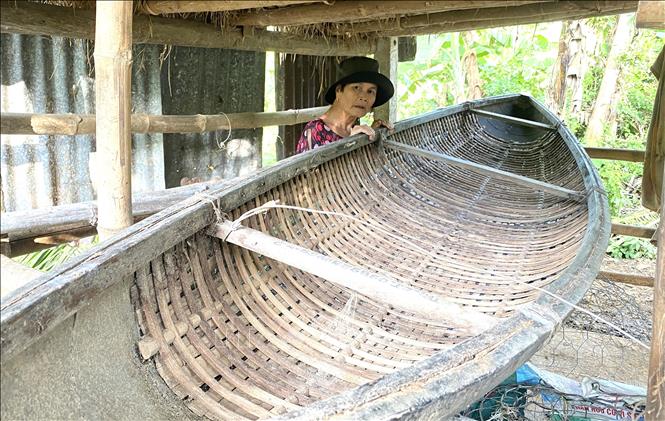 Bà Nguyễn Thị Đào (xã An Định, huyện Tuy An) chuẩn bị sõng (thuyền nan) ứng phó khi lũ lụt dâng cao. Ảnh: Tường Quân – TTXVN