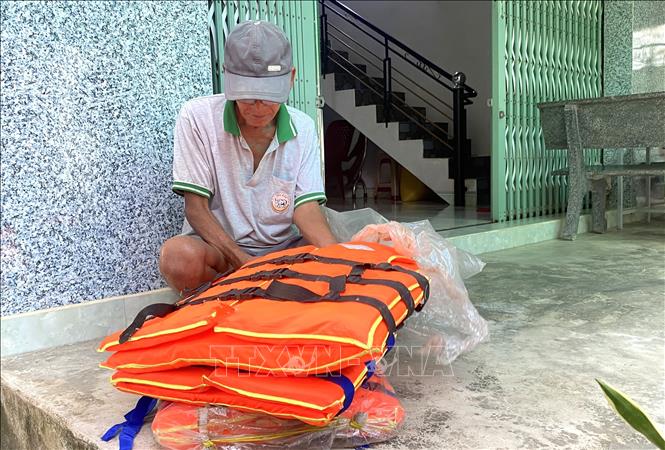 Người dân ở xã An Định (huyện Tuy An, tỉnh Phú Yên) chuẩn bị áo phao trước khi mùa mưa bão đến. Ảnh: Tường Quân – TTXVN