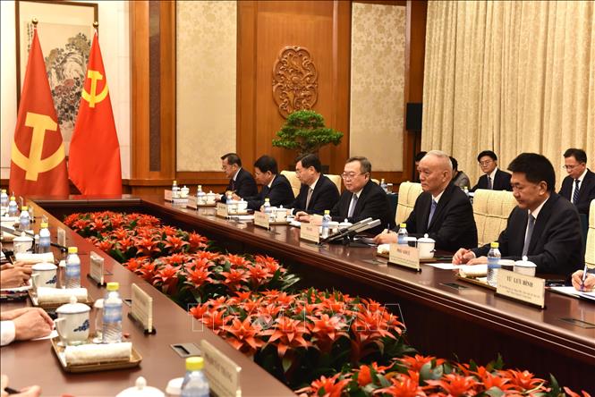 Đồng chí Thái Kỳ – Ủy viên Thường vụ Bộ Chính trị, Bí thư Ban Bí thư Đảng Cộng sản Trung Quốc, cùng đoàn đại biểu Đảng Cộng sản Trung Quốc tại cuộc hội đàm. Ảnh: Thành Dương – Pv TTXVN tại Trung Quốc.