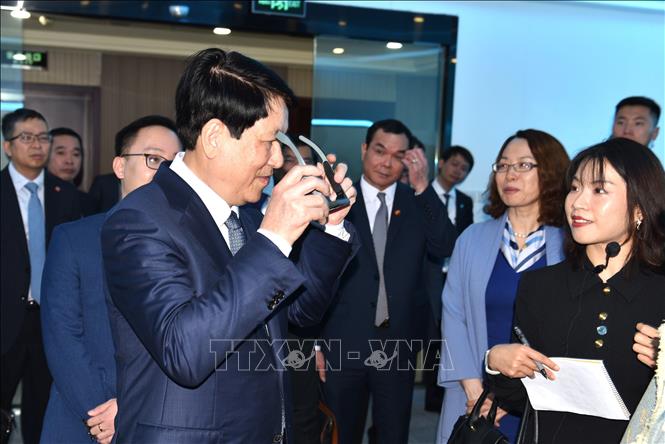 Đồng chí Lương Cường trải nghiệm một số sản phẩm của Công ty kỹ thuật cao LL Vision. Ảnh: Thành Dương – Pv TTXVN tại Trung Quốc.