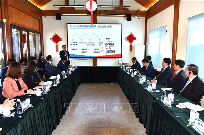 Trong chuyến khảo sát mô hình xây dựng Đảng khu phố Tây Trường An (Bắc Kinh), sáng 10/10, Đoàn đại biểu Đảng Cộng sản Việt Nam tọa đàm với các giáo sư của Trường Đảng Trung ương Trung Quốc. Ảnh: Thành Dương – Pv TTXVN tại Trung Quốc.