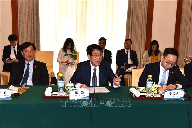 Đồng chí Lương Cường phát biểu tại buổi tọa đàm với các lãnh đạo Ủy ban Phát triển và Cải cách Nhà nước và Viện nghiên cứu Kinh tế vĩ mô Trung Quốc. Ảnh: Thành Dương – Pv TTXVN tại Trung Quốc.