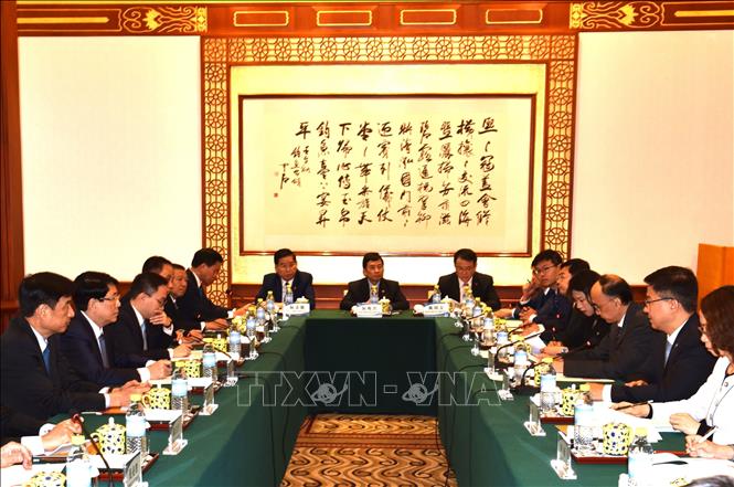 Sáng 11/10, Đoàn đại biểu Đảng Cộng sản Việt Nam tọa đàm với các  lãnh đạo Ủy ban Phát triển và Cải cách Nhà nước và Viện nghiên cứu Kinh tế vĩ mô Trung Quốc. Ảnh: Thành Dương – Pv TTXVN tại Trung Quốc.