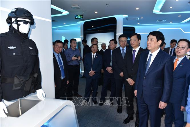 Chiều 10/10, Đoàn đại biểu Đảng Cộng sản Việt Nam tham quan Công ty kỹ thuật cao LL Vision. Ảnh: Thành Dương – Pv TTXVN tại Trung Quốc.