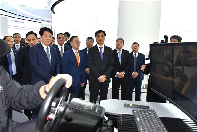 Chiều 10/10, Đoàn đại biểu Đảng Cộng sản Việt Nam tham quan Trung tâm vận hành sáng tạo kiểu mẫu xe tự lái cao cấp thành phố Bắc Kinh. Ảnh: Thành Dương – Pv TTXVN tại Trung Quốc.