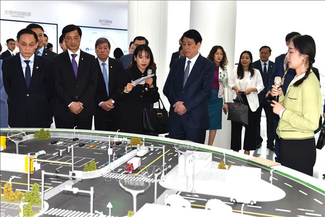 Chiều 10/10, Đoàn đại biểu Đảng Cộng sản Việt Nam tham quan Trung tâm vận hành sáng tạo kiểu mẫu xe tự lái cao cấp thành phố Bắc Kinh. Ảnh: Thành Dương – Pv TTXVN tại Trung Quốc.