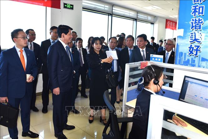 Chiều 10/10, Đoàn đại biểu Đảng Cộng sản Việt Nam tham quan Trung tâm dịch vụ đường dây nóng 12345 thành phố Bắc Kinh. Ảnh: Thành Dương – Pv TTXVN tại Trung Quốc.