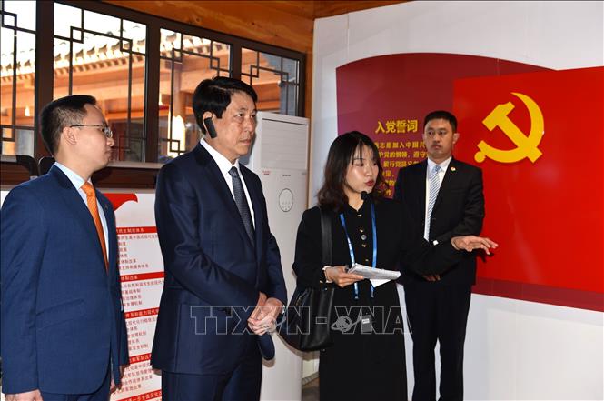 Trong chuyến khảo sát mô hình xây dựng Đảng khu phố Tây Trường An (Bắc Kinh), sáng 10/10, Đoàn đại biểu Đảng Cộng sản Việt Nam đến thăm Trung tâm Đảng và quần chúng Đông Tùng Thụ (Tây Trường An). Ảnh: Thành Dương – Pv TTXVN tại Trung Quốc.