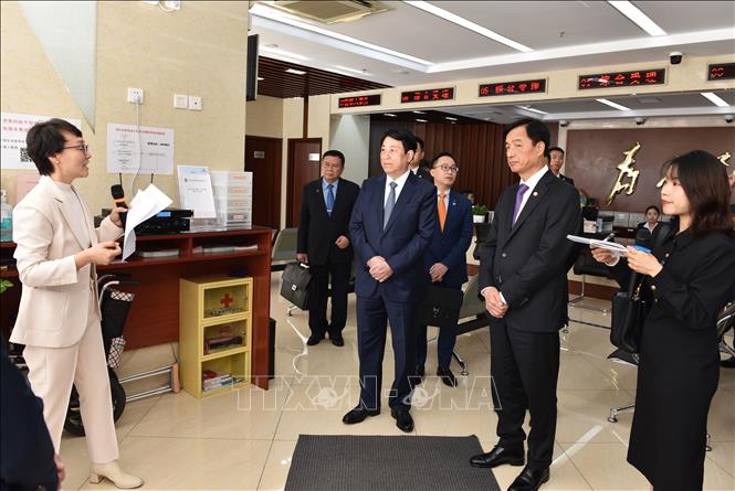 Trong chuyến khảo sát mô hình xây dựng Đảng khu phố Tây Trường An (Bắc Kinh), sáng 10/10, Đoàn đại biểu Đảng Cộng sản Việt Nam đến thăm Trung tâm dịch vụ hành chính khu phố Tây Trường An. Ảnh: Thành Dương - Pv TTXVN tại Trung Quốc 