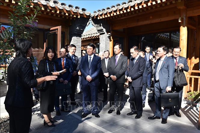 Trong chuyến khảo sát mô hình xây dựng Đảng khu phố Tây Trường An (Bắc Kinh), sáng 10/10, Đoàn đại biểu Đảng Cộng sản Việt Nam đến thăm Trung tâm Đảng và quần chúng Đông Tùng Thụ (Tây Trường An). Ảnh: Thành Dương – Pv TTXVN tại Trung Quốc.