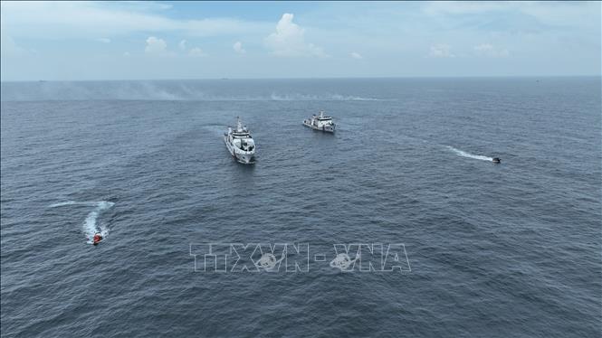 Tình huống giả định, hai tàu phát hiện người gặp nạn rơi xuống biển. Các tàu đã nhanh chóng xác định tọa độ, khẩn trương triển khai hạ xuồng cao tốc tiếp cận người bị nạn. Ảnh: Huỳnh Sơn-TTXVN
