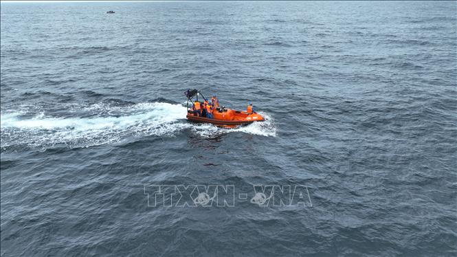 Tình huống giả định, hai tàu phát hiện người gặp nạn rơi xuống biển. Các tàu đã nhanh chóng xác định tọa độ, khẩn trương triển khai hạ xuồng cao tốc tiếp cận người bị nạn. Ảnh: Huỳnh Sơn-TTXVN