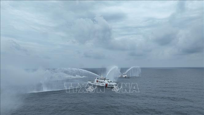 Tàu CSB 8001 và tàu KN.Pulau Dana-323 nhanh chóng xác định tọa độ tàu bị nạn trên biển và tiến hành dập tắt đám cháy trong chương trình luyện tập chung. Ảnh: Huỳnh Sơn-TTXVN