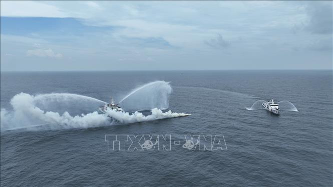 Tàu CSB 8001 của Cảnh sát biển Việt Nam và tàu KN.Pulau Dana-323 Cảnh sát biển Indonesia trong chương trình tập luyện. Ảnh: Huỳnh Sơn-TTXVN