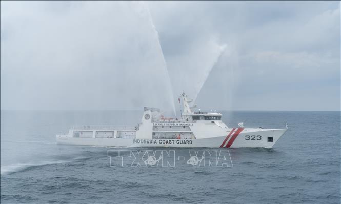 Tàu KN.Pulau Dana-323 phun vòi rồng dập tắt đám cháy trên biển trong chương trình luyện tập chung. Ảnh: Huỳnh Sơn-TTXVN