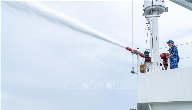 Lực lượng tàu CSB 8001 điều khiển vòi rồng tiến hành dập tắt đám cháy trong chương trình luyện tập chung. Ảnh: Huỳnh Sơn-TTXVN