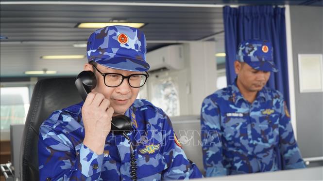 Kết thúc buổi luyện tập chung trên biển, Đại tá Nguyễn Minh Khánh, Phó Tư lệnh, Tham mưu trưởng Bộ Tư lệnh Vùng Cảnh sát biển 3, chỉ huy chung cuộc luyện tập chào tạm biệt tàu KN.Pulau Dana-323 của lực lượng Cảnh sát biển Indonesia. Ảnh: Huỳnh Sơn-TTXVN