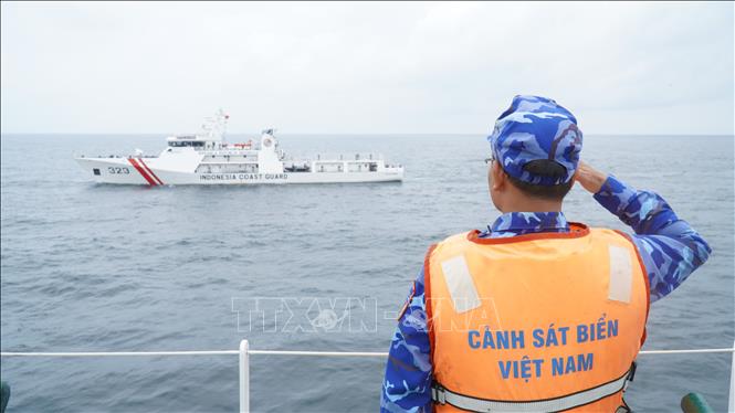 Cán bộ, chiến sĩ tàu CSB 8001 chào tạm biệt tàu KN.Pulau Dana-323 của lực lượng Cảnh sát biển Indonesia. Ảnh: Huỳnh Sơn-TTXVN