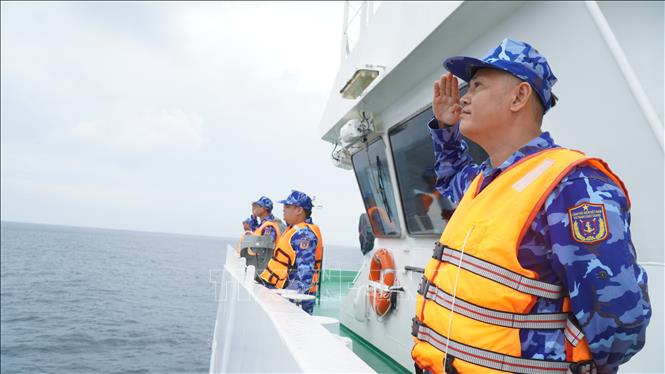 Trung tá Lê Khắc Mạnh, Hải đội trưởng Hải đội 301 thực hiện nghi thức chào tạm biệt tàu KN.Pulau Dana-323 của lực lượng Cảnh sát biển Indonesia. Ảnh: Huỳnh Sơn-TTXVN