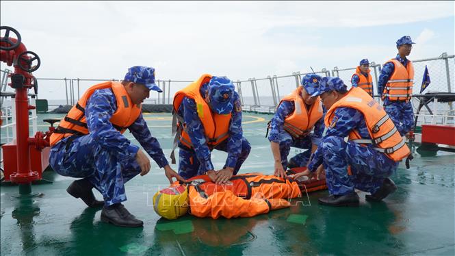 Cán bộ, chiến sĩ đưa người bị nạn lên tàu tiến hành sơ cứu ổn định sức khỏe trong chương trình luyện tập chung. Ảnh: Huỳnh Sơn-TTXVN