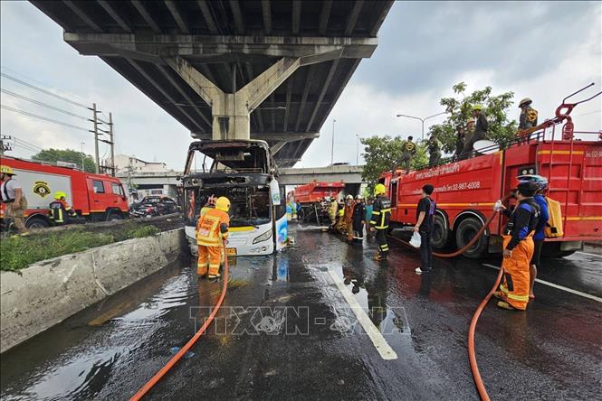 Hiện trường vụ cháy xe buýt tại Bangkok, Thái Lan, ngày 1/10/2024. Ảnh: THX/TTXVN