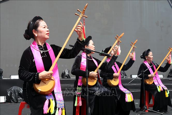 Tiết mục hát Then, đàn Tính do Câu lạc bộ hát then xã Mai Pha, thành phố Lạng Sơn trình bày tại Liên hoan. Văn Đạt - TTXVN