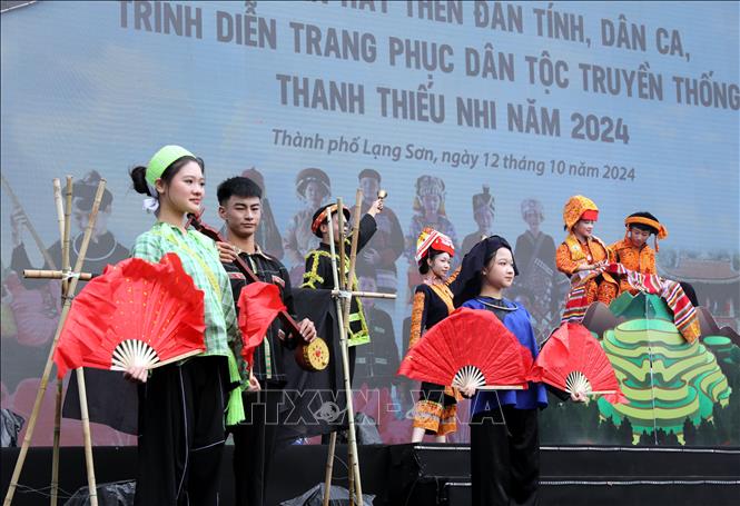 Trình diễn trang phục dân tộc truyền thống thanh thiếu nhi các trường học trên địa bàn thành phố Lạng Sơn năm 2024. Văn Đạt - TTXVN