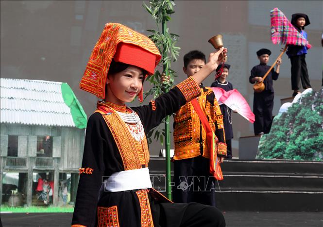 Trang phục dân tộc truyền thống của thanh thiếu nhi Dao tại Liên hoan. Văn Đạt - TTXVN