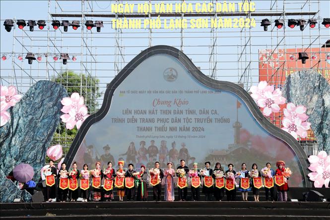 Ban Tổ chức Liên hoan trao cờ lưu niệm cho các đơn vị tham gia. Ảnh: Văn Đạt - TTXVN