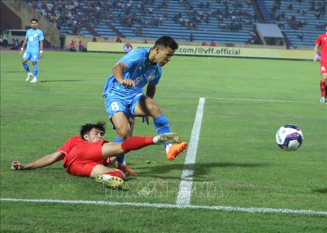 Tình huống tranh chấp bóng giữa cầu thủ Đội tuyển Việt Nam (áo đỏ) và cầu thủ tuyển Ấn Độ. Ảnh: Công Luật - TTXVN