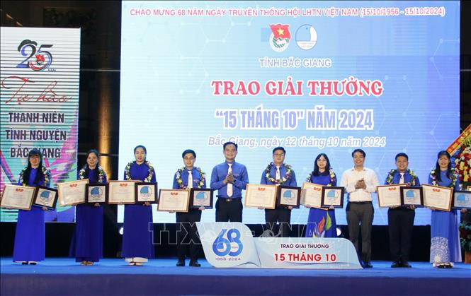 Đại diện Ban Dân vận Tỉnh ủy và Tỉnh đoàn Bắc Giang trao Giải thưởng 15-10 cho các cá nhân. Ảnh: Đồng Thúy-TTXVN