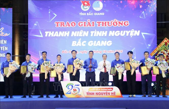Phó Chủ tịch Thường trực UBND tỉnh Bắc Giang Mai Sơn, Bí thư Tỉnh đoàn, Chủ tịch Hội LHTN tỉnh Bắc Giang Thân Trung Kiên trao Giải thưởng Tình nguyện cho các tập thể, cá nhân. Ảnh: Đồng Thúy-TTXVN